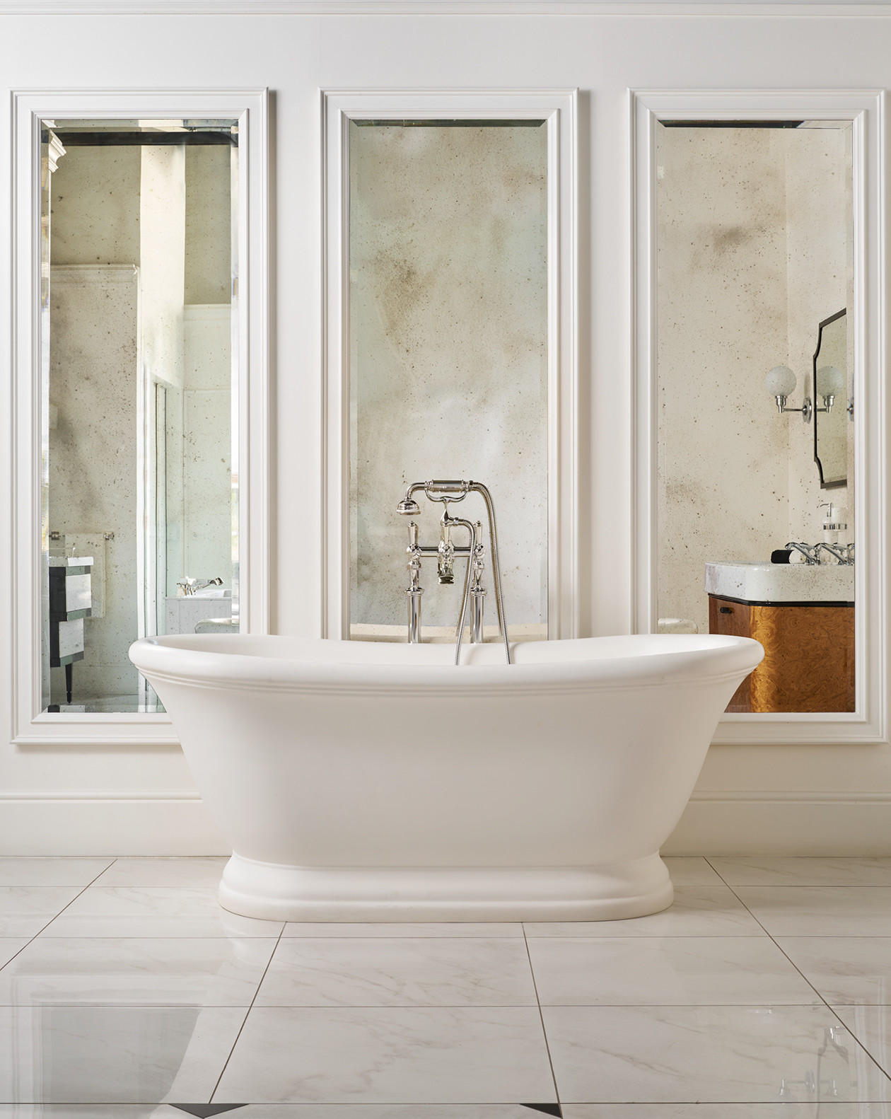 Aurora White Bathtub